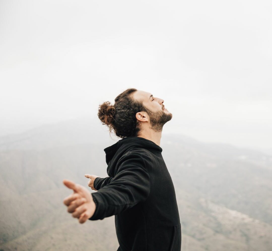 Sophrologie, homme qui respire le bien-être