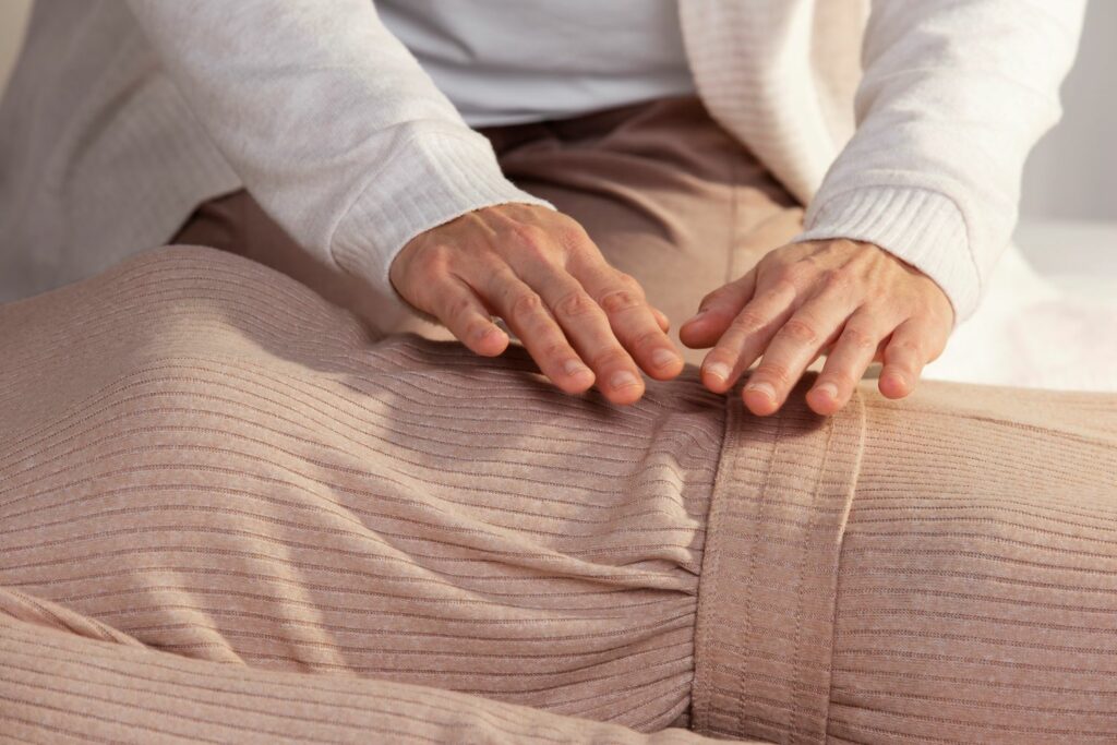 LaHoChi, une personne appose ses mains sur une autre pour un soins LaHoChi, cette méthode montre les bienfaits sur le corps et l'esprit