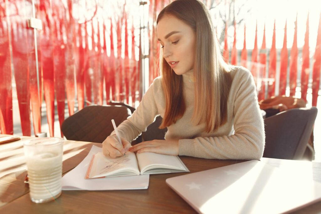 femme ecrivant dans son journal son chemin intérieur