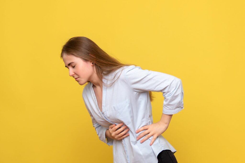 jeune femme souffrant de maux d'estomac chronique