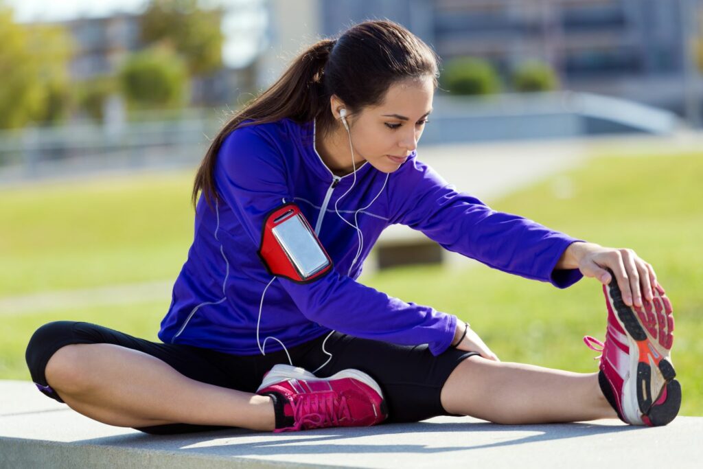 jeune femme s'étirant pour une compétition sportive