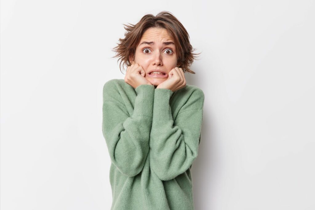 femme crispée qui montre qu'elle a peur face a une phobie