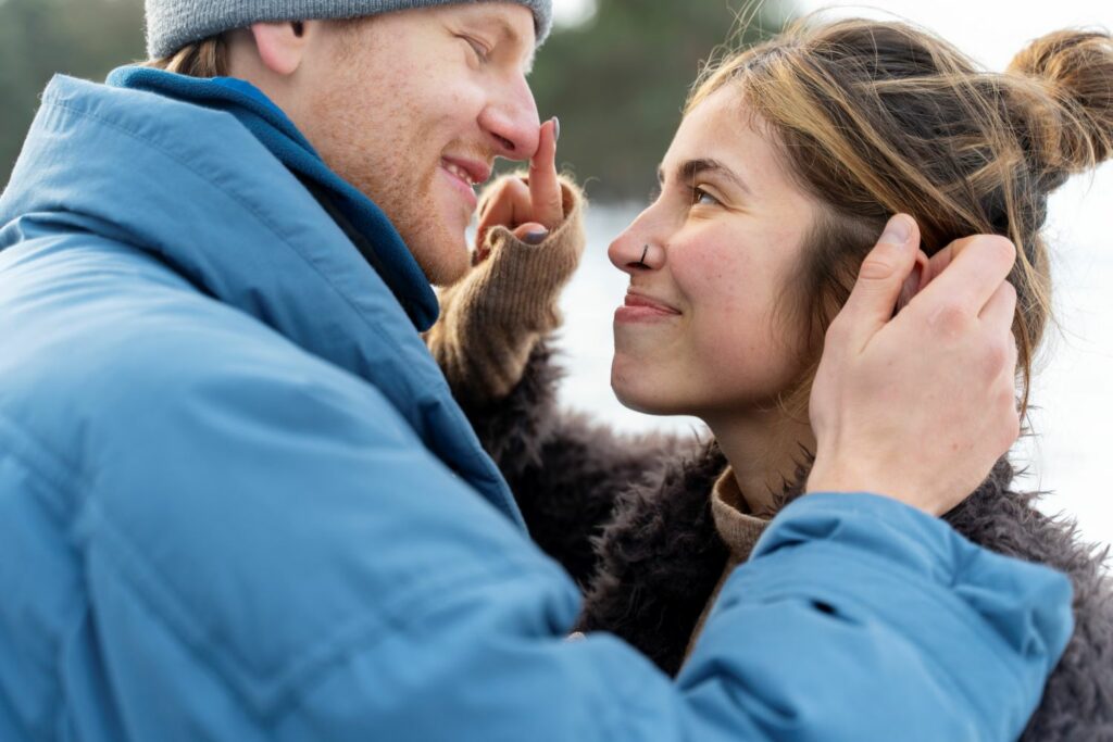 jeune couple se regardant dans les yeux complices montrant une écoute active entre eux