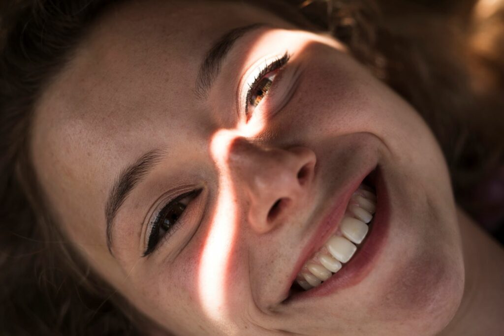 jeune femme souriante en pleine séance de luminothérapie