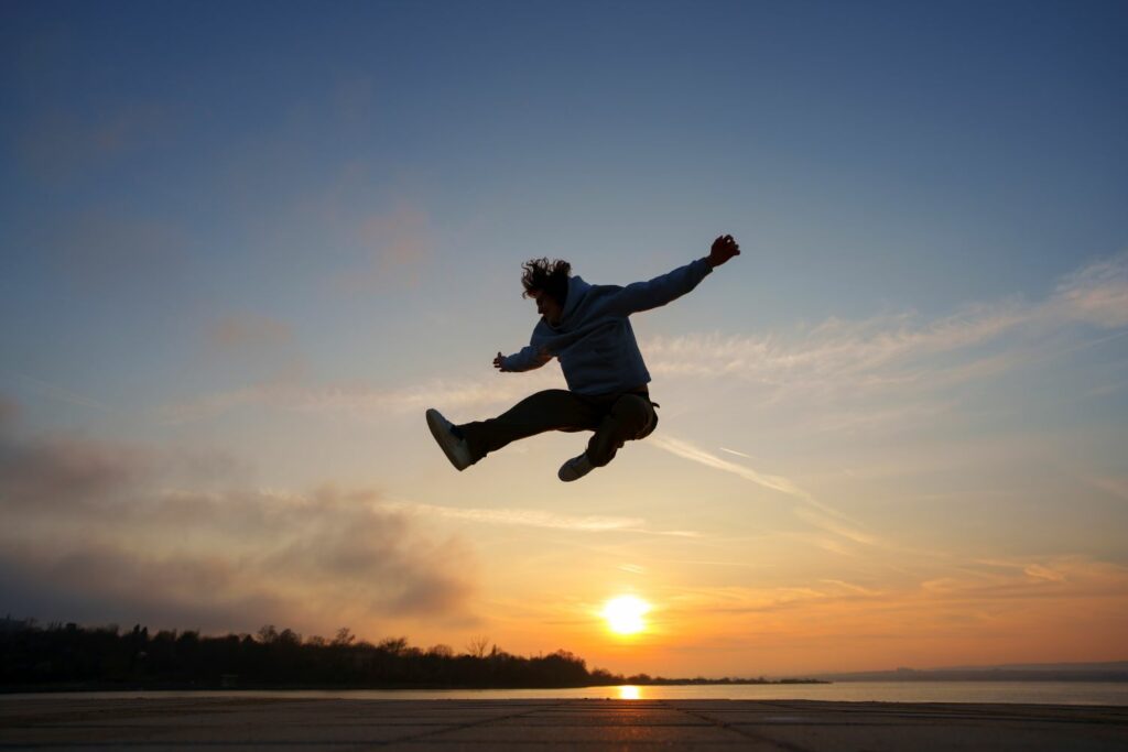 silhouette homme qui saute en l'air comme une libération grâce au thétahealing