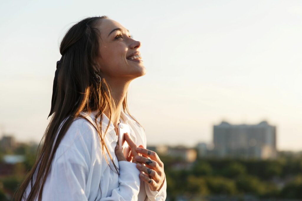 jeune femme souriante soulagé d'écouter son intuition