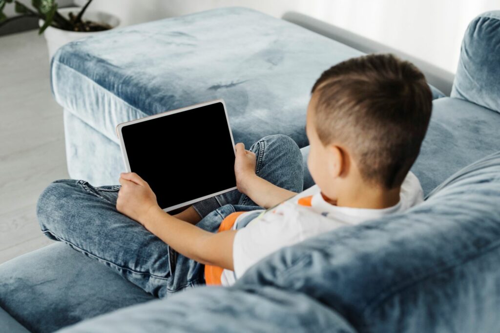 enfant devant une tablette montrant les effets de l'écran sur la concentration