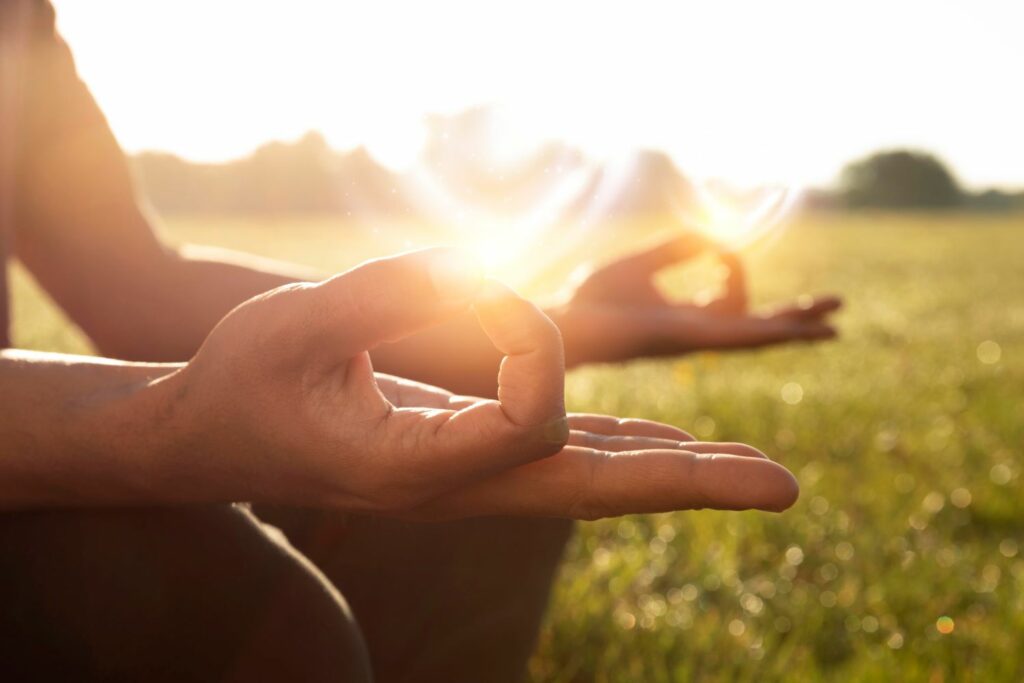 vu de deux mains position meditation et montrant le prana au bout des doigts