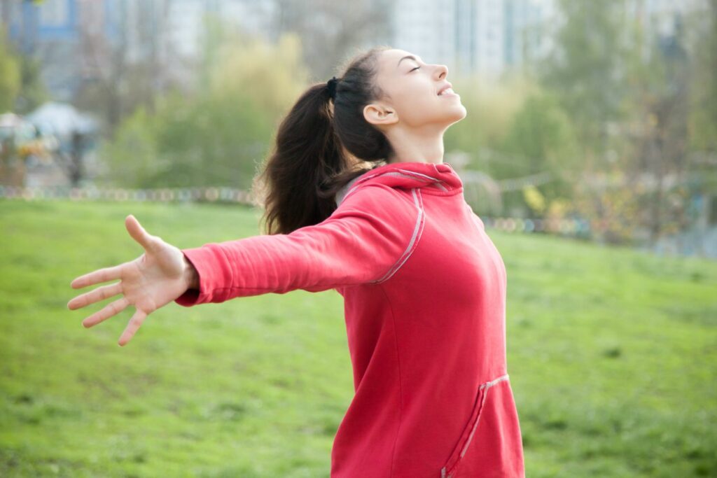 jeune femme qui est en pleine respiration consciente